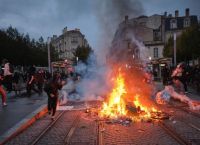 Ευρώπη σε αναβρασμό: 1.000 συλλήψεις στη Γαλλία – Τραυματίες στην Αλβανία, επεισόδια στη Βαρκελώνη