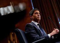 Fed:Η ώρα της αλήθειας για τον Γουόρς–Το πετρέλαιο «καίει» τα επιτόκια και ο Τραμπ πιέζει πριν από τις κάλπες