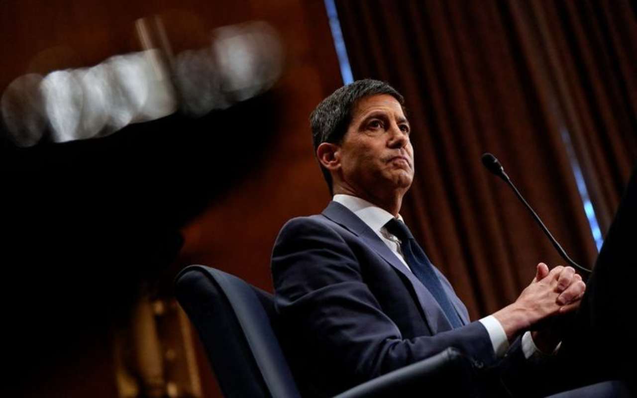 Fed:Η ώρα της αλήθειας για τον Γουόρς–Το πετρέλαιο «καίει» τα επιτόκια και ο Τραμπ πιέζει πριν από τις κάλπες