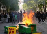 Γαλλία: «Τα κελιά ξεχειλίζουν» στα αστυνομικά τμήματα του Παρισιού, δηλώνει δικηγόρος