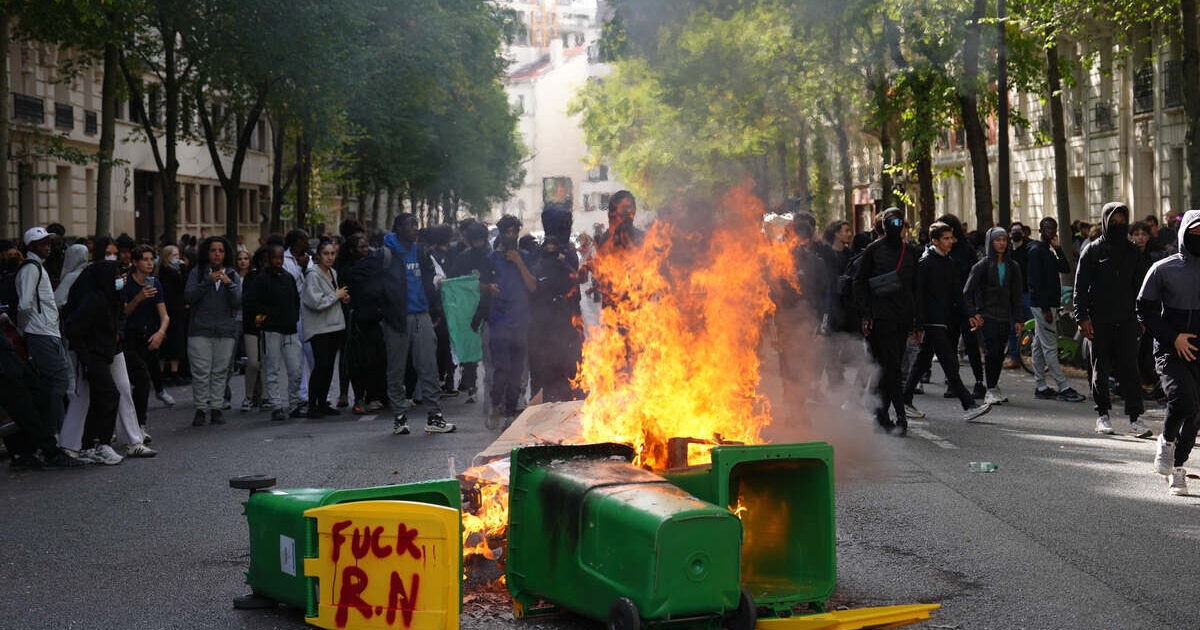 Γαλλία: «Τα κελιά ξεχειλίζουν» στα αστυνομικά τμήματα του Παρισιού, δηλώνει δικηγόρος