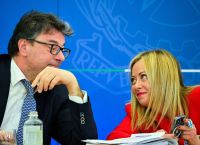 Μελόνι: Το μεγάλο στοίχημα των 23,5 δισ. ευρώ – Φορολογεί τις τράπεζες και ζητά «ανάσα» από τις Βρυξέλλες