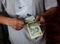 Ιράν: Σε νέο ιστορικό χαμηλό το ριάλ, με απώλειες άνω του 50% σε έναν χρόνο