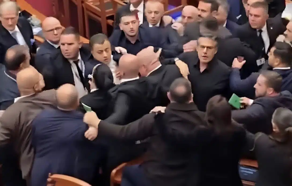 Αλβανία: Άγριο ξύλο στη Βουλή – Βουλευτές πιάστηκαν στα χέρια [vid]