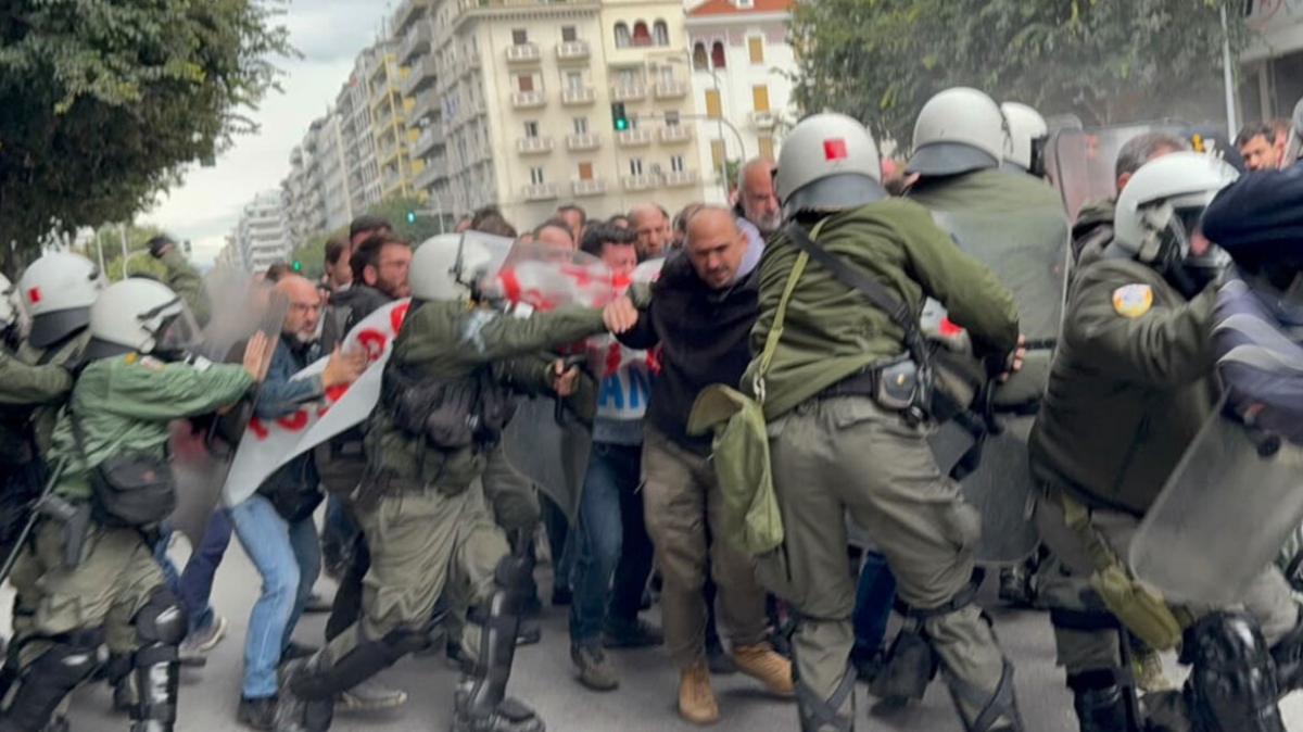 Θεσσαλονίκη: Επεισόδια με ΜΑΤ και χημικά σε διαμαρτυρία για την ομιλία Κασιδιάρη
