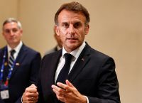 Μακρόν κατά Τραμπ: «Απαράδεκτες και ανόητες δηλώσεις» – Διπλωματική σύγκρουση για το χάος στη Γαλλία