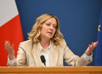 Δεν μετανιώνω για την εγγύτητά μου με τον Τραμπ, υπερασπιζόμουν το εθνικό μας συμφέρον, λέει η Μελόνι