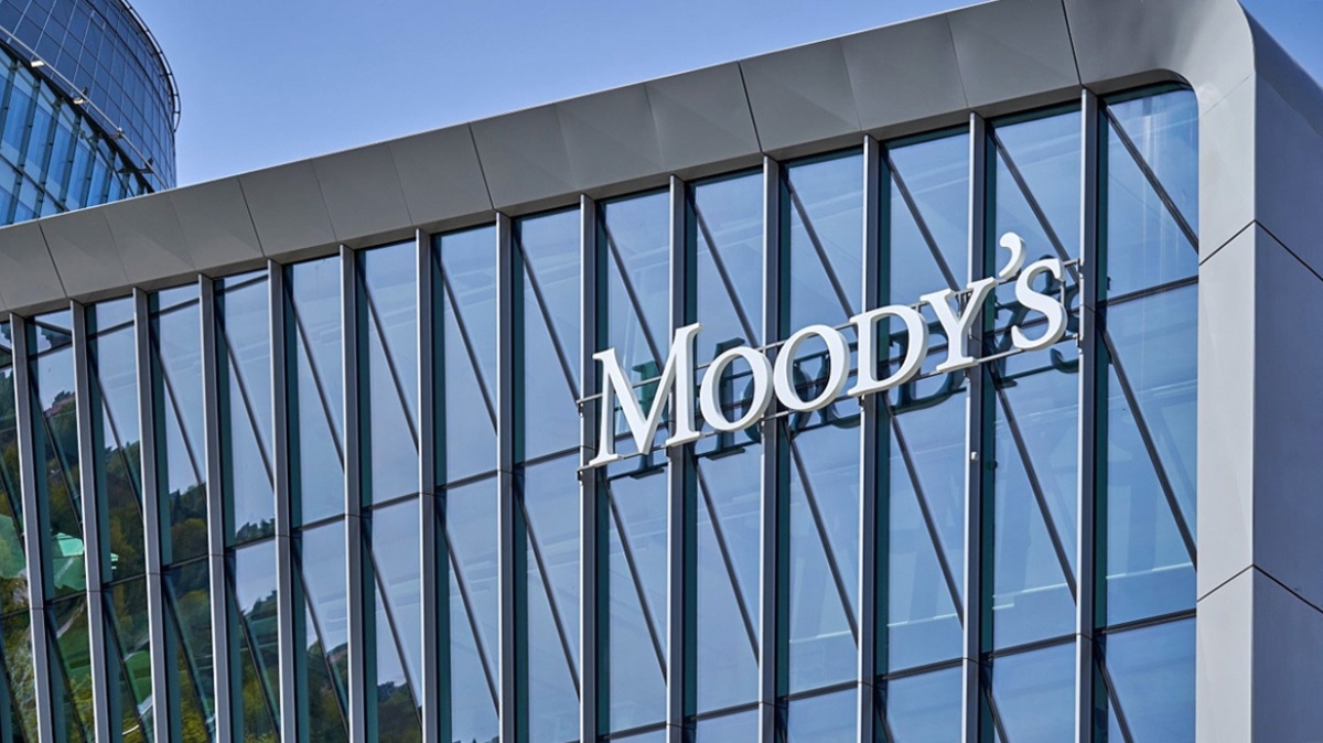 Moody’s: Δεν υποβάθμισε τη Γαλλία αλλά οι αγορές σημαίνουν συναγερμό