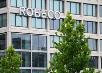 Robeco: «Οι εταιρείες που ρυπαίνουν περισσότερο μπορούν να είναι και οι ηγέτες της κλιματικής μετάβασης»