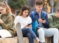 «Κλειδώνουν» από 1η Ιανουρίου τα social media για τους κάτω των 15 ετών