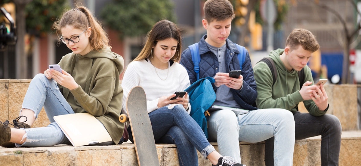 «Κλειδώνουν» από 1η Ιανουρίου τα social media για τους κάτω των 15 ετών