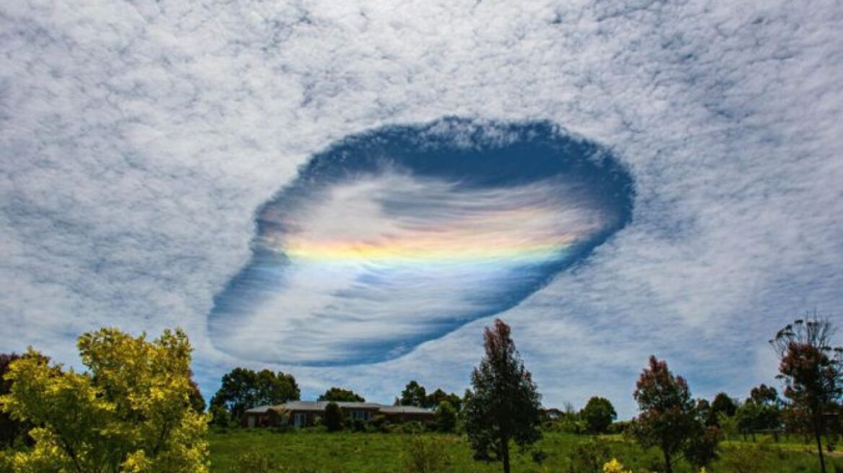 Τι είναι το fallstreak hole που εμφανίστηκε στον ουρανό της Αττικής – Η εξήγηση Κολυδά