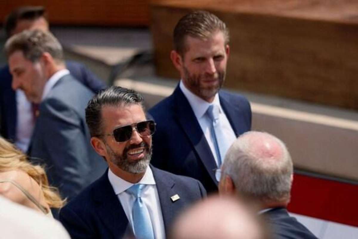 Οι γιοι του Τραμπ χτίζουν παγκόσμια αυτοκρατορία – Τα εκατομμύρια και οι επαφές με ξένους ηγέτες