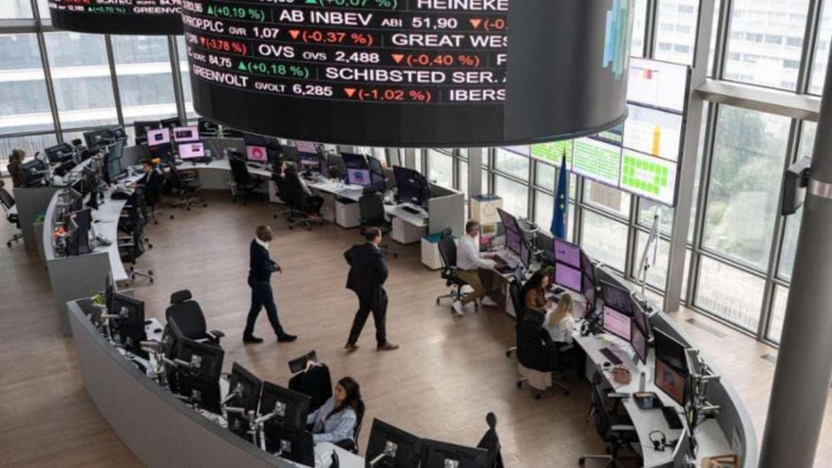 France’s Debt Crisis Shakes the Eurozone: Bond Yields Surge as Banks and Greek Stocks Tumble