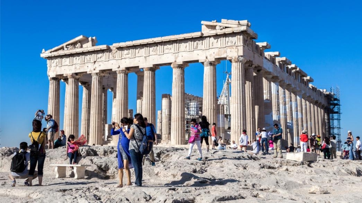 Ελληνικός τουρισμός: Στα €13,5 δισ. οι εισπράξεις – Καμπανάκι για τη δυναμική στη δαπάνη των επισκεπτών