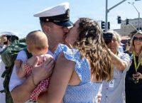 USS Abraham Lincoln:Επέστρεψε από τον πόλεμο στο Ιράν-122 στρατιωτικοί γνώρισαν για πρώτη φορά τα παιδιά τους