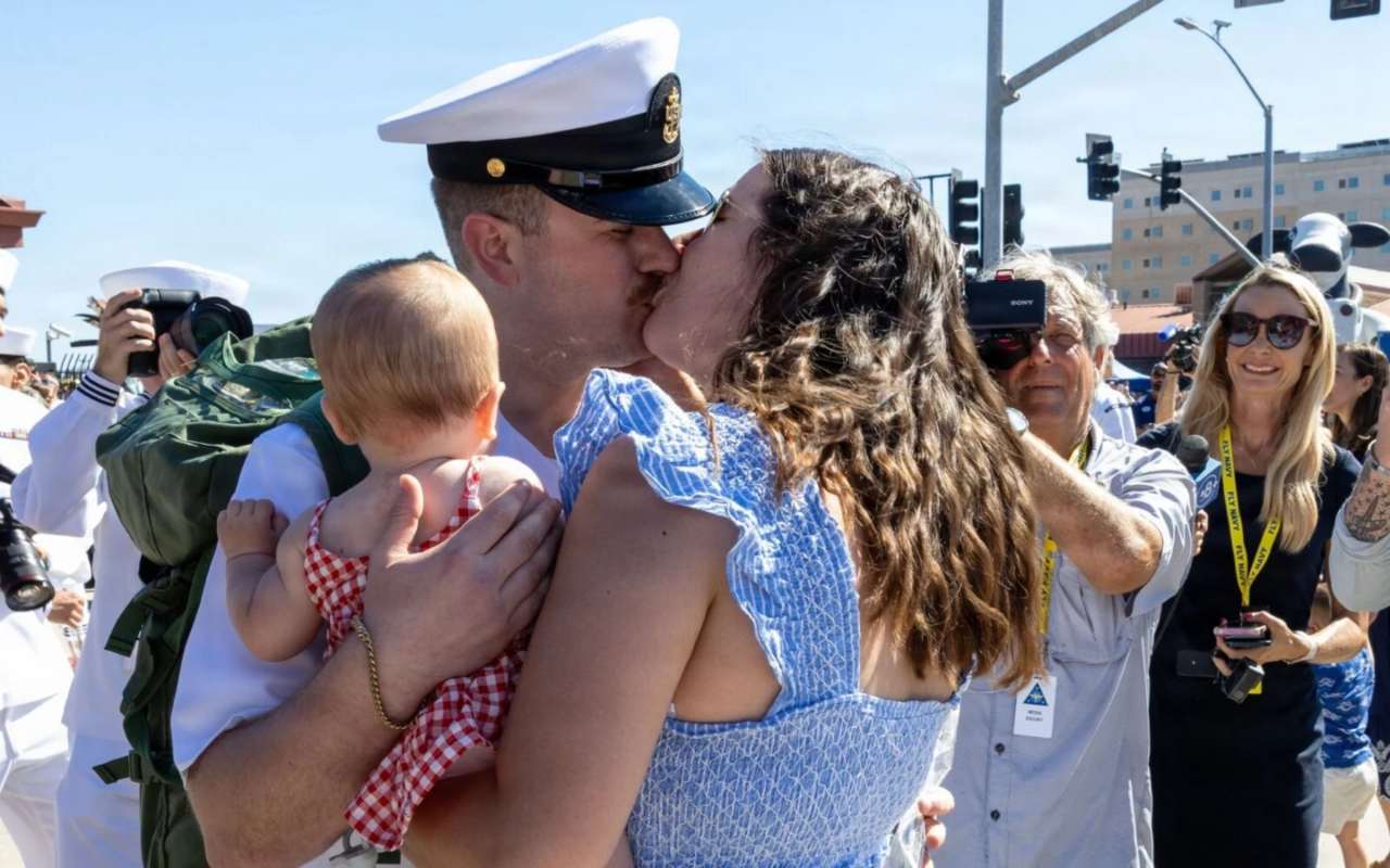 USS Abraham Lincoln:Επέστρεψε από τον πόλεμο στο Ιράν-122 στρατιωτικοί γνώρισαν για πρώτη φορά τα παιδιά τους