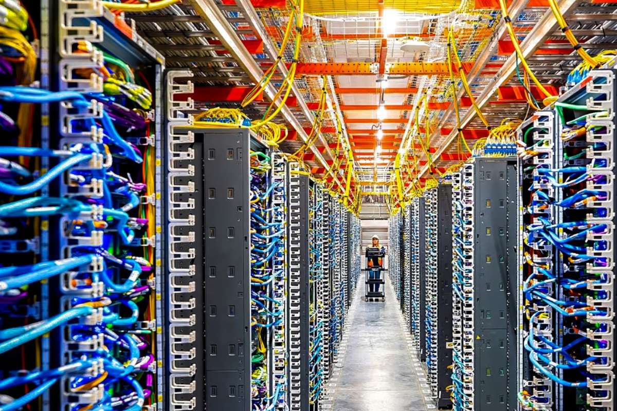 «Πόλεμος» δισεκατομμυρίων για την AI – Schneider, Siemens και ABB μοιράζουν την Ευρώπη στα τρία