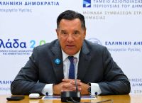 Άδωνις: «Καταστροφικό να μεγαλώνουν τα παιδιά με μια οθόνη» –Σήμερα το μπλόκο στα social κάτω των 15