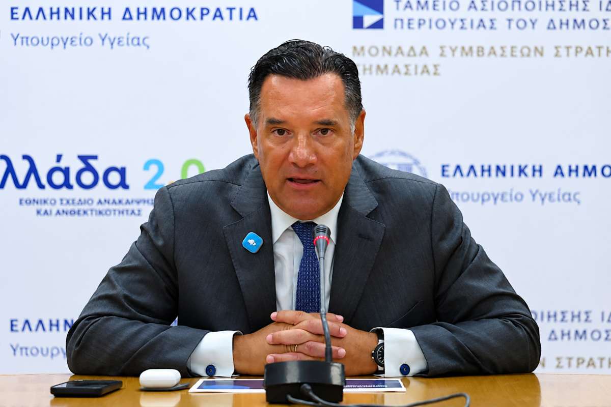 Άδωνις: «Καταστροφικό να μεγαλώνουν τα παιδιά με μια οθόνη» –Σήμερα το μπλόκο στα social κάτω των 15