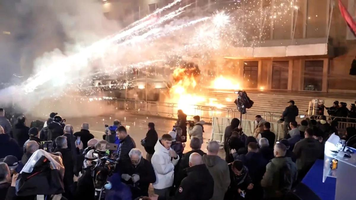 Πέμπτη ημέρα χάους στην Αλβανία: Σφοδρές συγκρούσεις διαδηλωτών – αστυνομίας