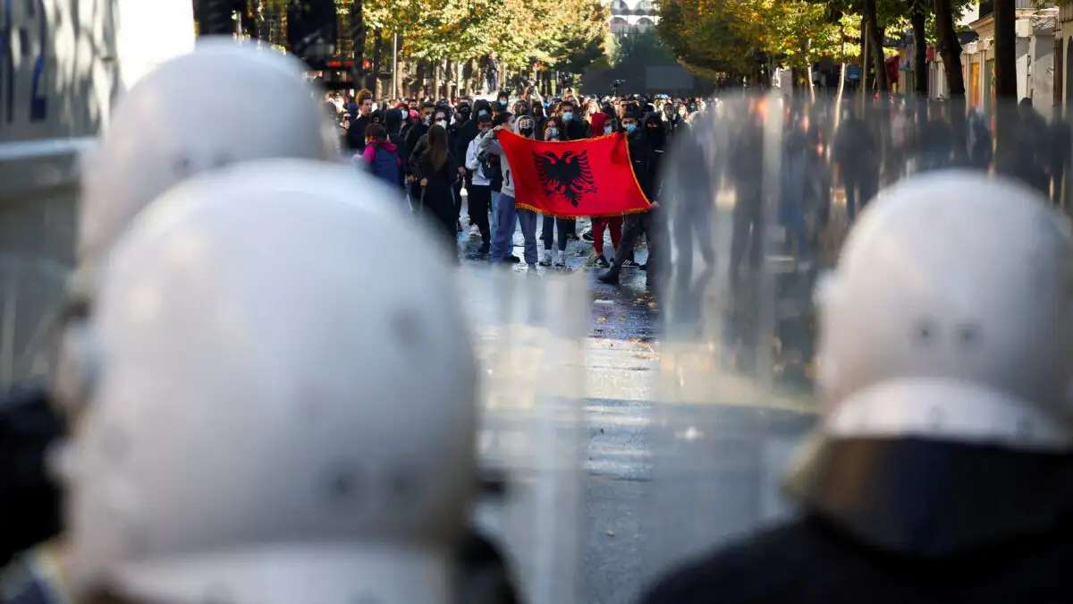 Αλβανία: Νέες διαδηλώσεις με αίτημα την παραίτηση Ράμα – Βία, φωτιές και συγκρούσεις στους δρόμους