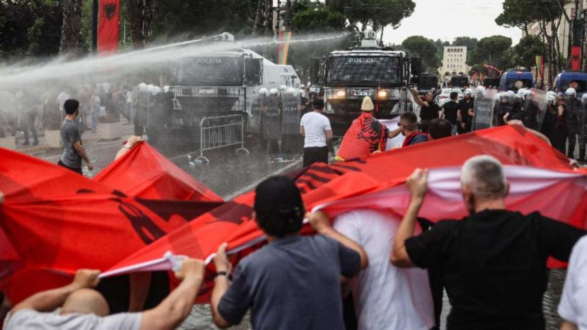 Αλβανία: «Σταματήστε τη βία κατά των φοιτητών» – Πορεία μπροστά από το Πολυτεχνείο των Τιράνων