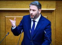 Ο Ανδρουλάκης «τραγουδά» στον Μητσοτάκη τα «Γαλάζια σου γράμματα»:«Μια ζωή περιμένω, μα δεν γίνονται θαύματα»