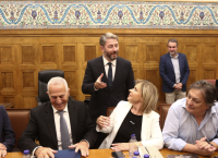 Ανδρουλάκης σε διμέτωπο: «Μην αφήνετε τίποτα να πέφτει κάτω» – Πυρά σε ΝΔ και ΕΛ.Α.Σ.
