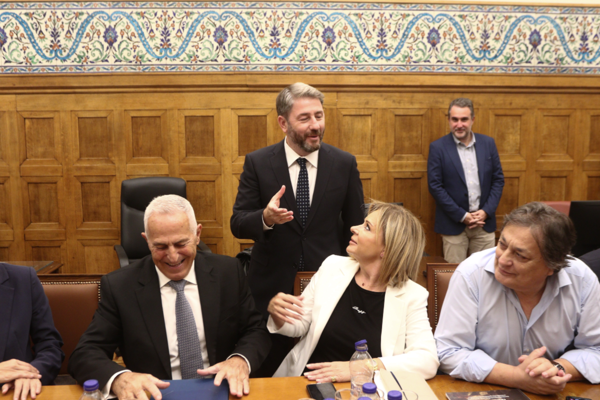 Ανδρουλάκης σε διμέτωπο: «Μην αφήνετε τίποτα να πέφτει κάτω» – Πυρά σε ΝΔ και ΕΛ.Α.Σ.