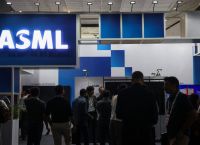 ASML: «Δεν προλαβαίνουμε την Τεχνητή Νοημοσύνη» – Παραγγελίες τσιπ έως το 2030 και κέρδη-ρεκόρ
