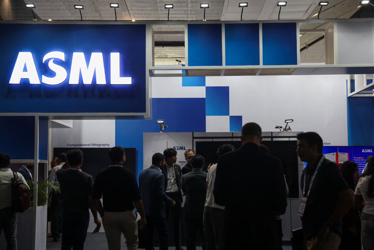 ASML: «Δεν προλαβαίνουμε την Τεχνητή Νοημοσύνη» – Παραγγελίες τσιπ έως το 2030 και κέρδη-ρεκόρ