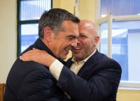 Τσίπρας: Μια αγκαλιά στον Βόλο άναψε φωτιά στον ΣΥΡΙΖΑ – «Θα γυρίσει 13 περιφέρειες για αγκαλιές;»