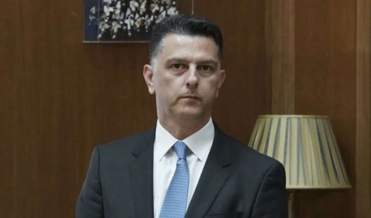 Προσωρινή αποχώρηση του Μιχάλη Μπεκίρη, διευθυντή του γραφείου του πρωθυπουργού