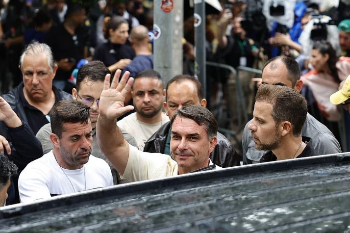 Θρίλερ με Φλάβιο Μπολσονάρου: Έφυγε για ΗΠΑ μετά την ήττα – Ακυρώθηκαν τα διαβατήριά του