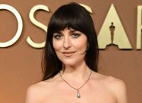 Dakota Johnson και MGK: «Φωτιά» η φημολογούμενη σχέση τους