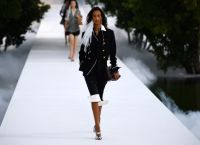 Dior: Διαφάνειες και μεταλλικά παντελόνια στην πασαρέλα του Παρισιού
