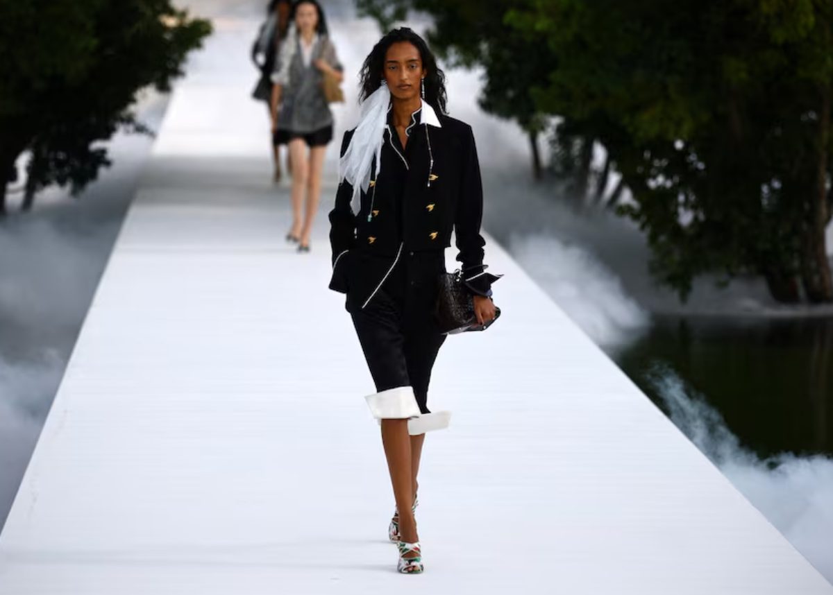 Dior: Διαφάνειες και μεταλλικά παντελόνια στην πασαρέλα του Παρισιού