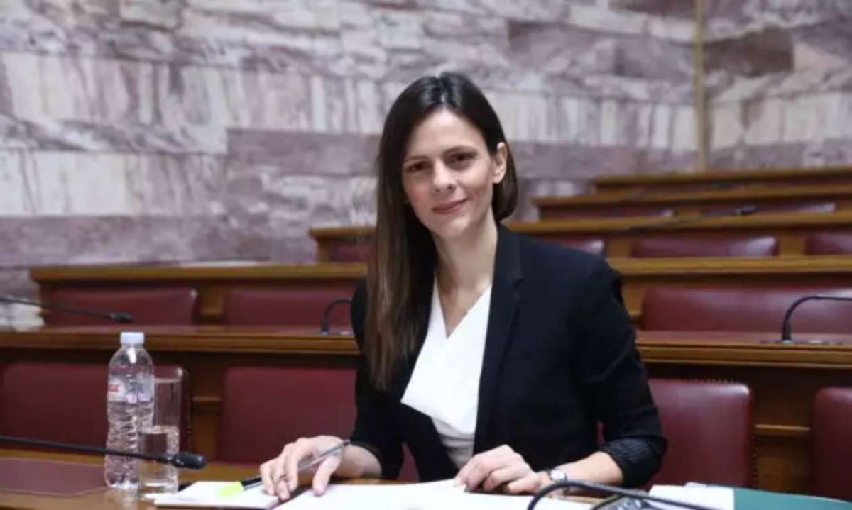 Αχτσιόγλου: Γράφτηκε στην ΕΛΑΣ μπροστά στην κάμερα – «Άντε και σε καλή μεριά» το μήνυμα στον Τσίπρα