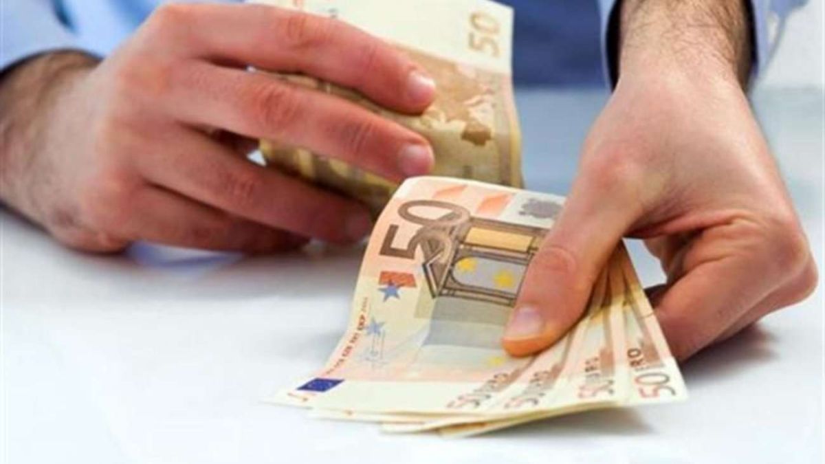 ΝΕΟ ΕΠΙΔΟΜΑ: 100 ευρώ τον μήνα από το 2027 – Ποιοι θα βάζουν 1.200 ευρώ τον χρόνο στην τσέπη!