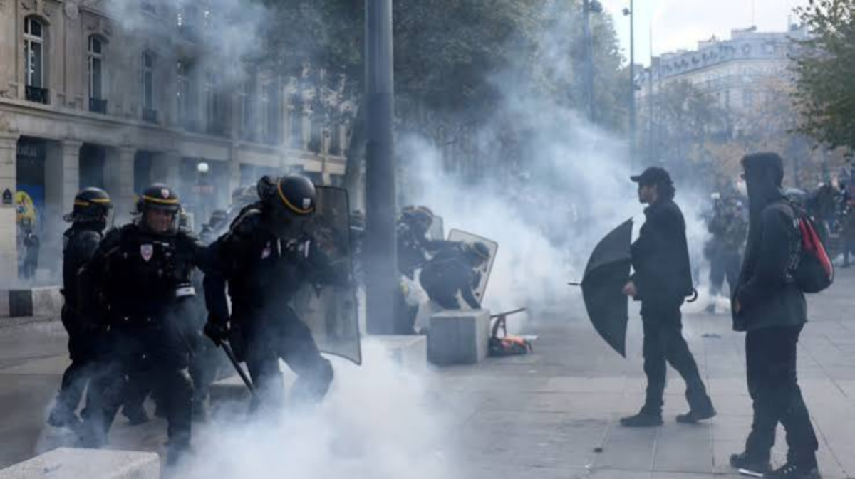 Βίαια επεισόδια στις πορείες κατά της ακρίβειας στη Γαλλία: Περισσότερες από 160 συλλήψεις