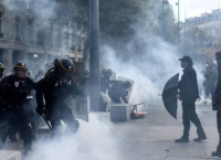 Βίαια επεισόδια στις πορείες κατά της ακρίβειας στη Γαλλία: Περισσότερες από 160 συλλήψεις