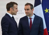 Γαλλία σε κρίση: Σκληρή γραμμή Μακρόν–Λεκορνί και επίθεση Βανς για το μεταναστευτικό