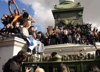 Γαλλία: Ο Λεκορνί κάνει πίσω, αλλά οι μαθητές ζητούν 10 δισ. – Στους δρόμους ξανά την Τρίτη