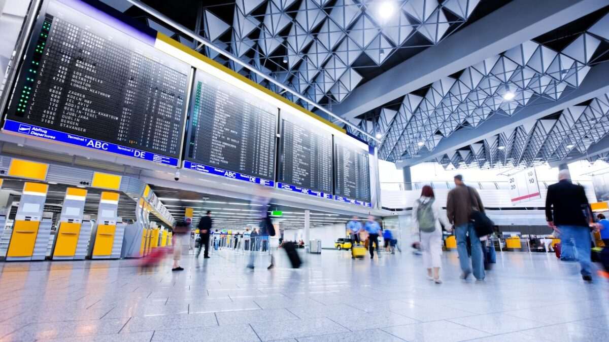 FT: Γαλλικός κολοσσός αεροδρομίων στο μικροσκόπιο για υπηρεσίες σε Ρώσους και Ιρανούς υπό κυρώσεις