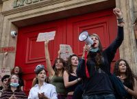 Μακρόν σε κοινωνικό κλοιό: Πώς ένα λύκειο άναψε τη σπίθα των διαδηλώσεων στη Γαλλία