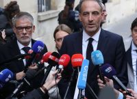 Γαλλία: Οι Σοσιαλιστές ποντάρουν όλα τα χαρτιά τους στον Γκλυκσμάν – Το πολιτικό στοίχημα την επόμενη μέρα