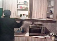 Σοκ με την 41χρονη: Με σκούφο, γάντια και μάσκα φέρεται να έριχνε ατροπίνη στο φαγητό του πρώην συζύγου της