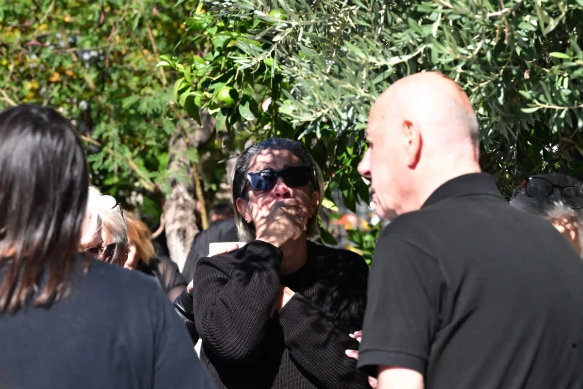 Μαζωνάκης: Τα ουρλιαχτά της Μαρίας πάνω από το μνήμα – «Σήκω, Γιώργο»