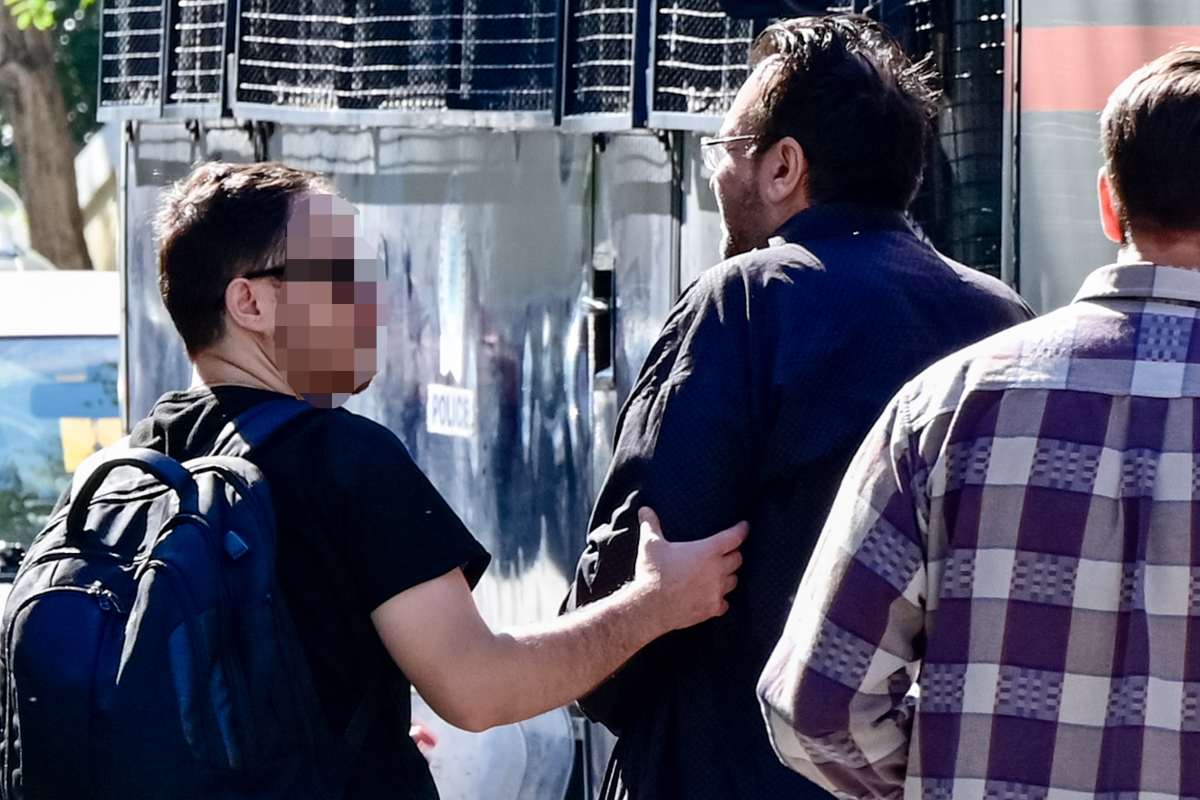 Καμπούρης: Ασφαλισμένοι εν αγνοία τους γνωστοί τραγουδιστές – Οι καταθέσεις για την έρευνα στον ΕΦΚΑ